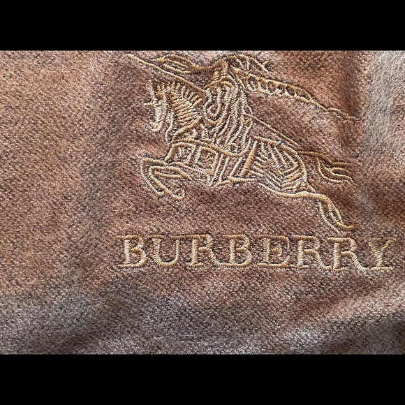 100% cashmere Burberry scarf. Still in box, tags still on - Picture 4 of 4